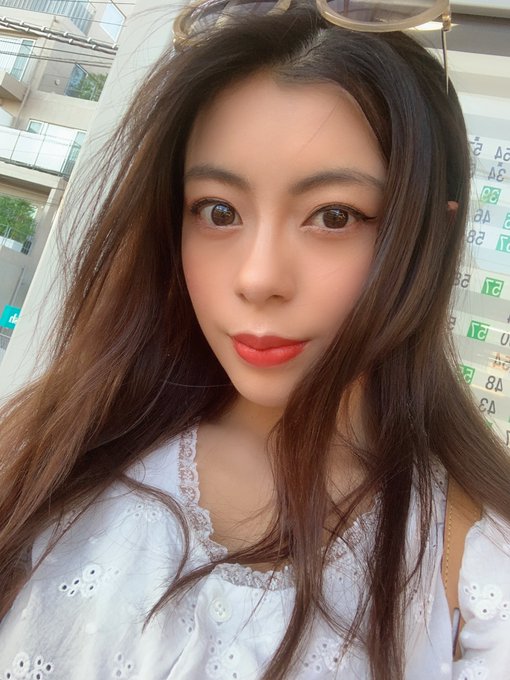 絕美胸型！ 西班牙混血G罩杯女優「EMILY」推特超胸影片大秀新內衣引上千觀看！