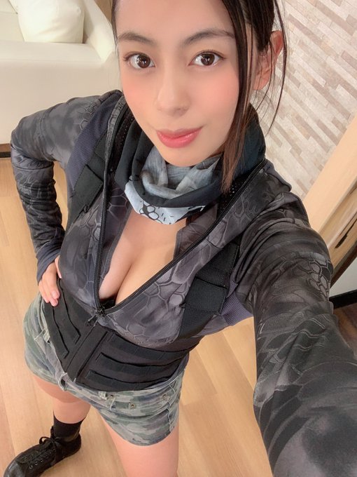 絕美胸型！ 西班牙混血G罩杯女優「EMILY」推特超胸影片大秀新內衣引上千觀看！