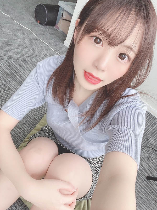 透明感制服妹「日向日景」美腿超修長，飽滿E奶超誘人！