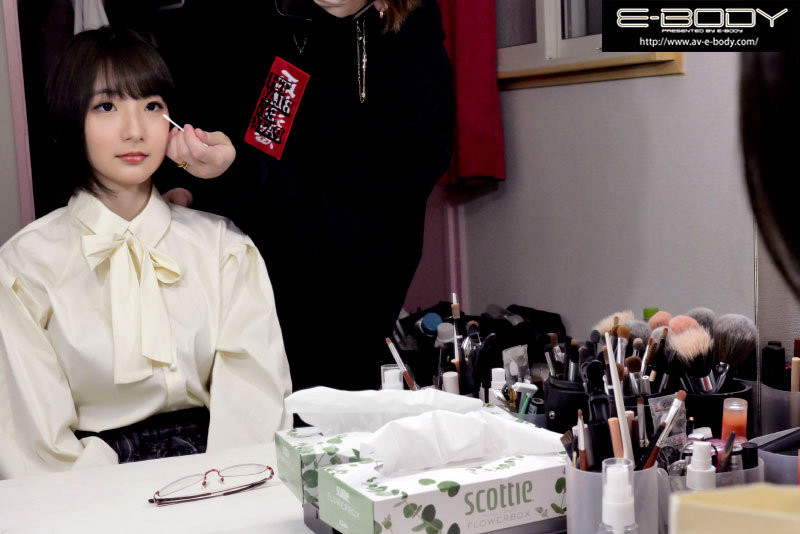 樸素地方公務員「其實是超兇隱乳妹」，「渾圓巨乳＋纖腰」超極品！