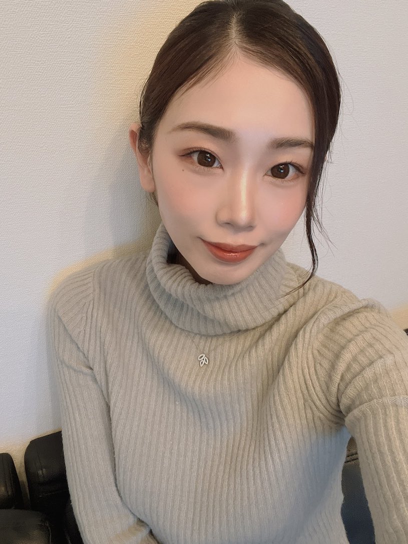 盛世美顏！長直髮女優「小松杏」，「白嫩胴體＋長腿」好勾人！