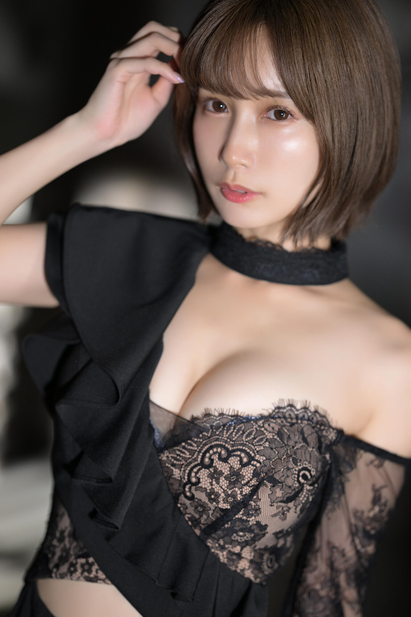 E奶正妹「小島南」無敵美臀超極品，「短髮配小虎牙」網超愛！