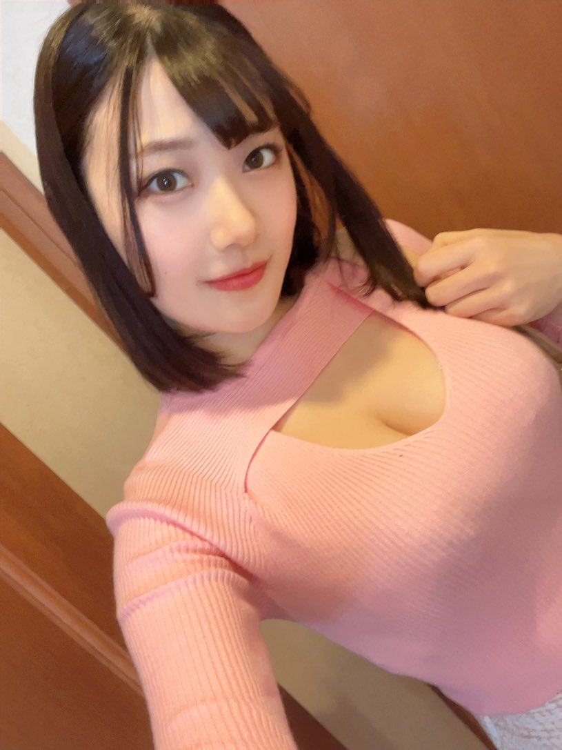 23歲105公分超大K奶正妹「小梅惠奈」，「超飽滿車頭燈」閃暈粉絲！