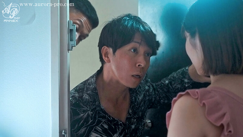 戀父情結的鄰居嫩妻「沢北みなみ」，被隔壁黑道闖入家中多人調教！