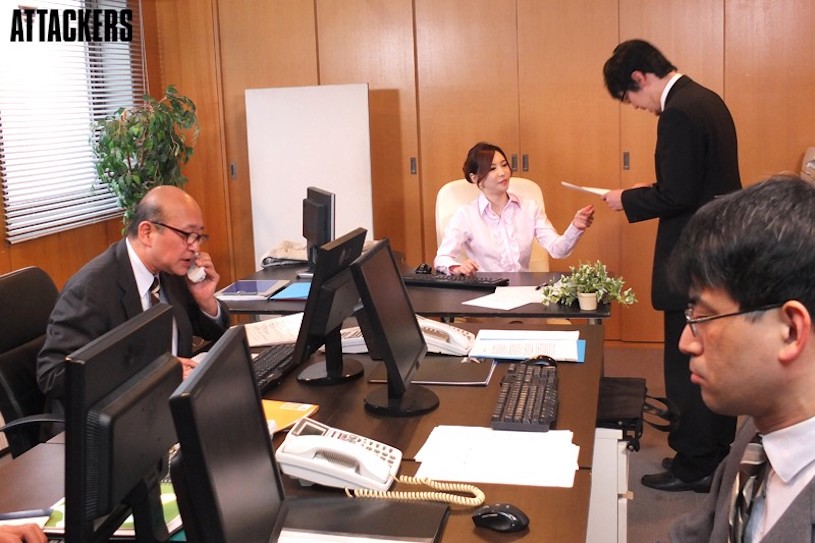 營業課長「里美尤利婭」褲襪超濕潤，讓我想馬上衝鋒上陣...