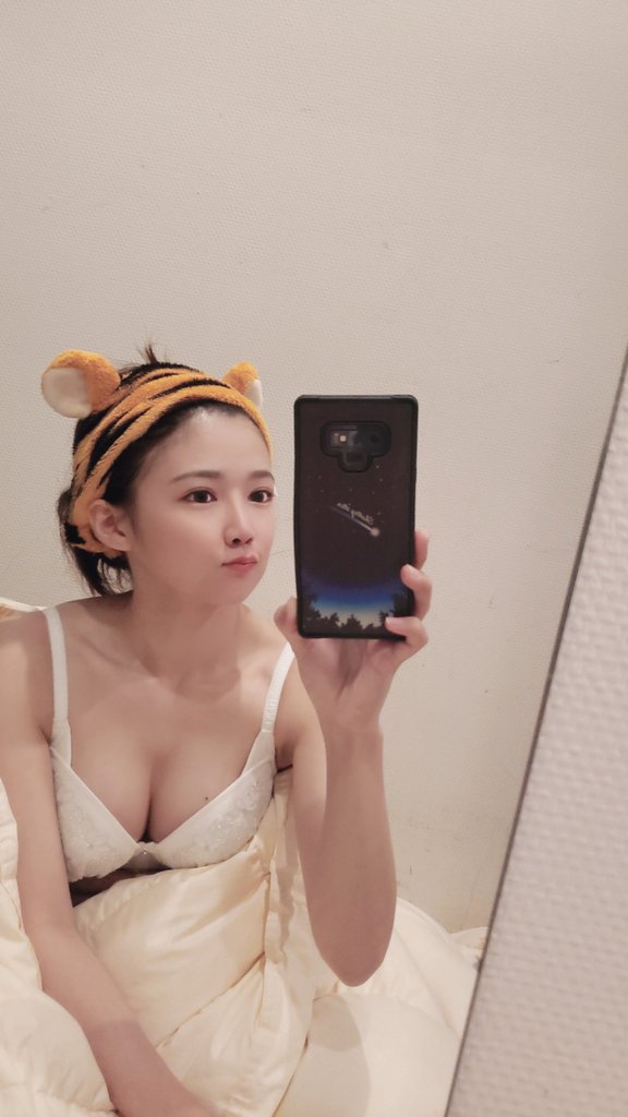 狂吸上千次觀看！魔鬼身材新人女優「詩音乃蘭」穿著性感女僕裝搖來搖去…！