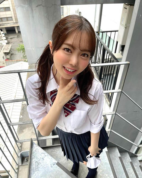 唇紅齒白的C奶小馬「百瀨飛鳥」，「渾圓美胸」超有看點！