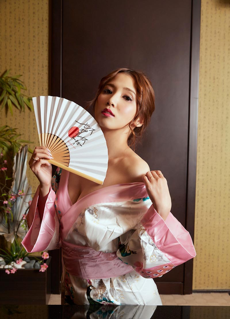 解放飽滿上圍！ 性感成人偶像「友田彩也香」睡前爆乳道晚安狂吸上千贊！