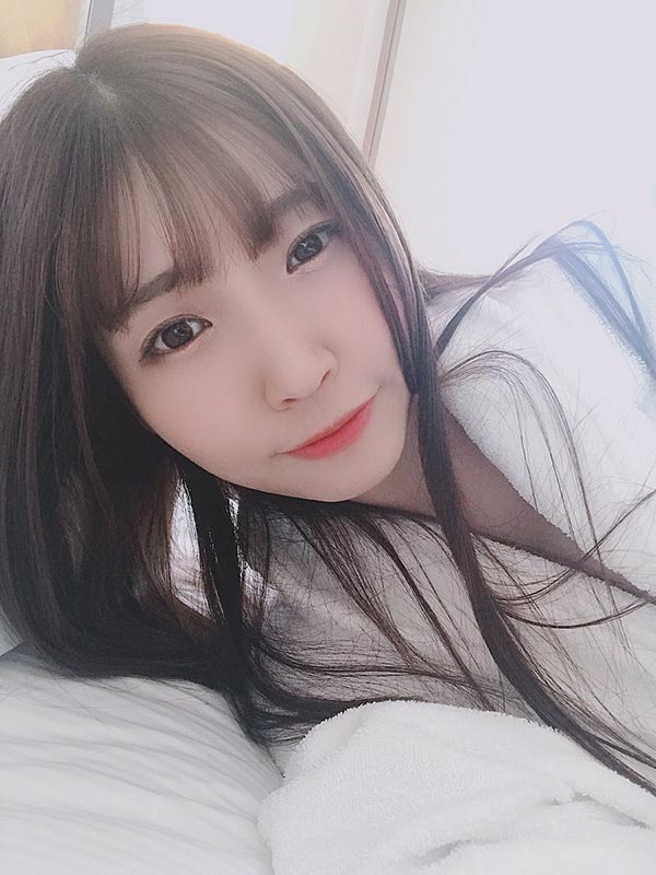 為攝影會熱身！甜美小可愛「樋口三葉」分享居家寫真照小露性感美腿！