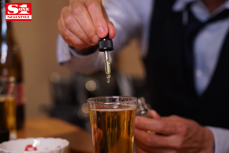 巨乳人妻「奧田咲」重返職場!被超討厭的上司騙去出差,遭下藥狂玩一整晚!