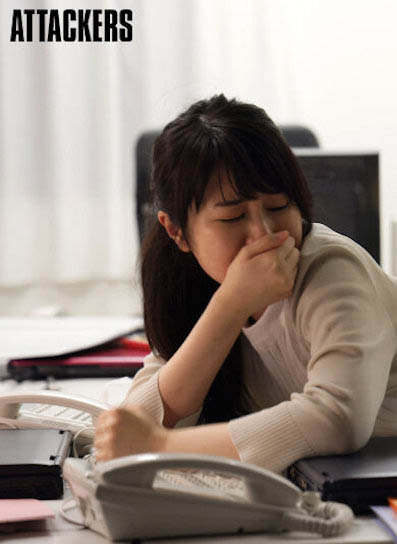 黑絲襪女前輩「櫻井麻美」身材讓我著迷，強拉到公司牆角...硬上了！