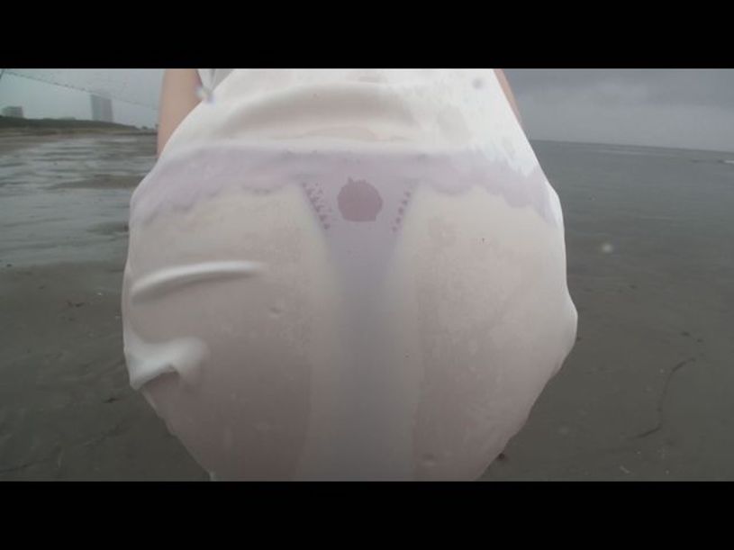 153小馬「藤田梢」首次野外露出，穿著濕透的丁字褲...在海邊狂被搞！