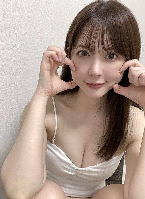 極度實用！高顏值小馬「岬奈奈美」，化身有粉紅奶的性感女上司！