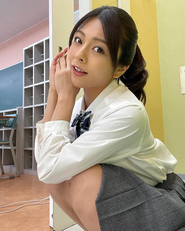 出道前就是業餘愛好者! F奶「岬梓」臉蛋甜、曲線辣,巨乳超誘惑!