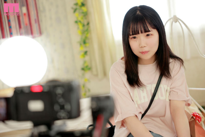 是18歲卻有大奶、經驗不足卻愛玩……她讓男優和監督都豎起大拇指！ ……