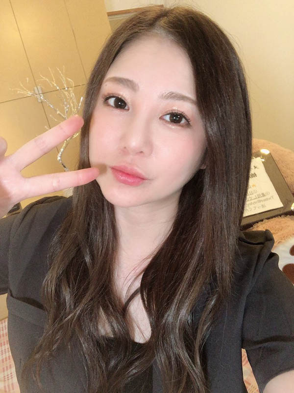 次世代巨乳天后「初音實」，「乳量超大」還愛吃各種生蠔！