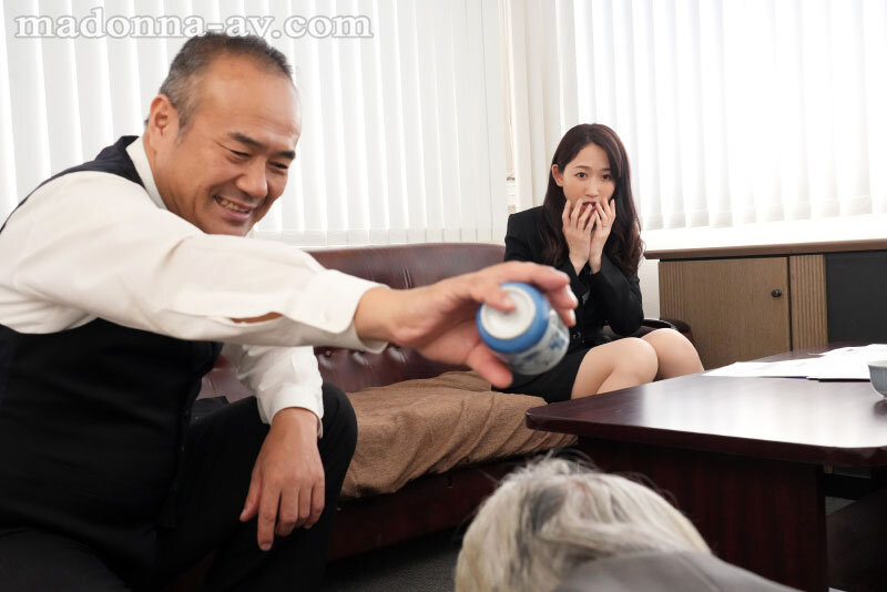 熟女美人OL「水戸かな」參加公司談判被出賣！對方老闆要求她進行性招