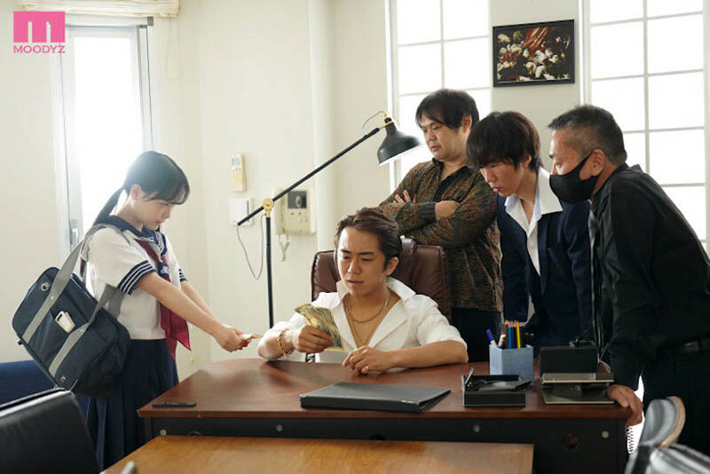 拿3000日圓幫媽媽還債，18歲「工藤拉拉」獻出少女的稚嫩下體！