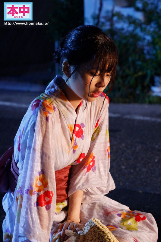 煙火大會告白失敗！美少女「新井リマ」和失戀的竹馬開房躲雨，結果不小心中出？