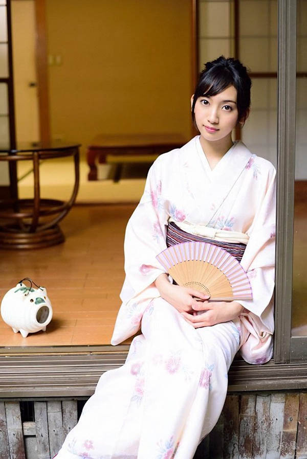 純天然C奶正妹! 「辻本杏」出道就成強力新人,網贊:臭臉超好用!