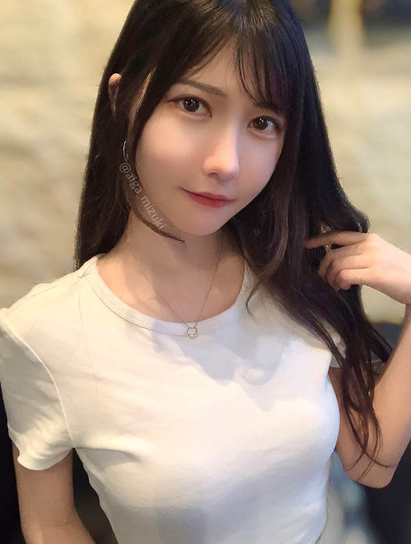 22歲美艷正妹「藍芽水月」魔鏡號誘惑，「超辣曲線」讓人好想跟她連線！