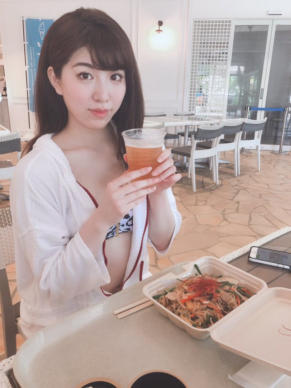 真·人與人連結！超完美8頭身遭前後夾擊「神級BODY」成人肉橋