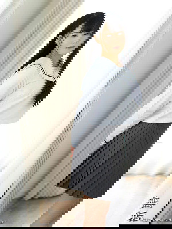 150小馬制服美少女「F奶發育超好」，「愛大叔身體」含到超感動！