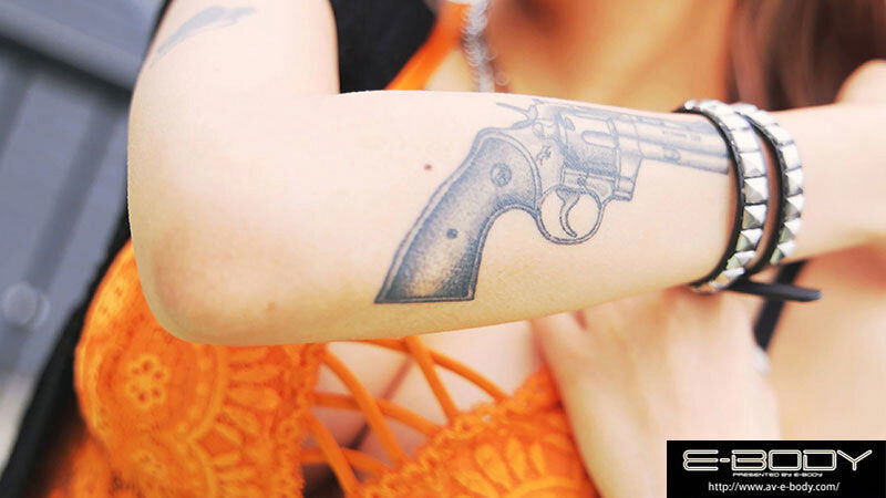 夜店搭訕到的巨乳辣妹「鳳香蓮」出道,「超痴女屬性」要把人榨乾!