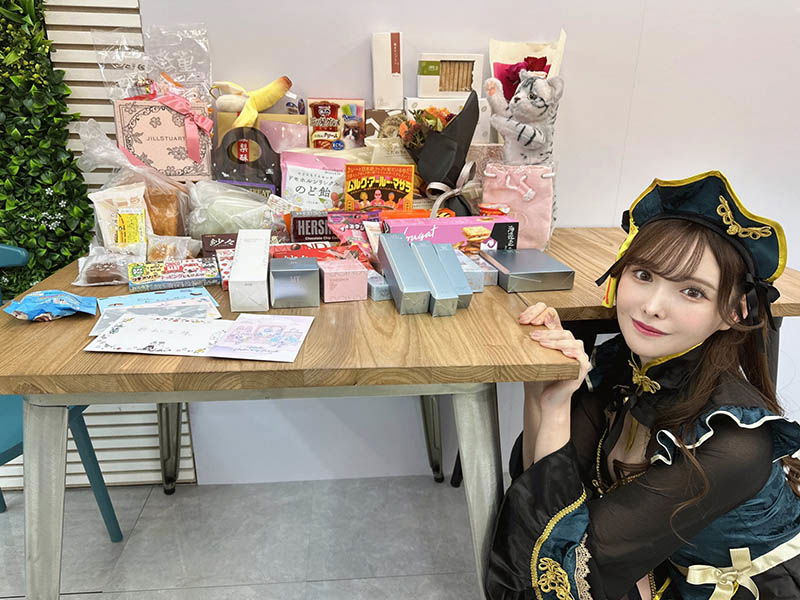 暗黑界頂流「新有菜」化身甜美小殭屍，膝蓋錯位圖害人以為她又「長大」了！