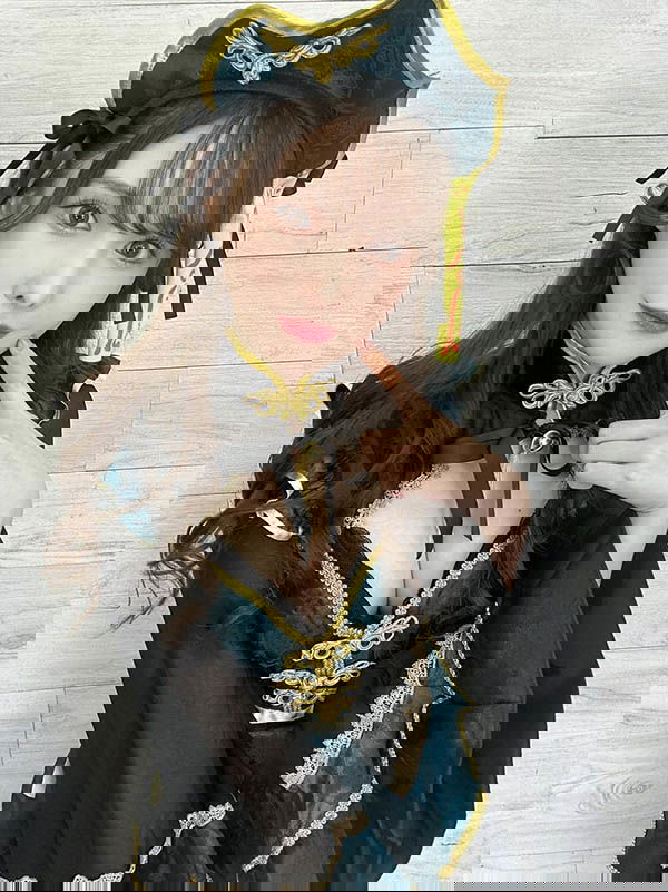 暗黑界頂流「新有菜」化身甜美小殭屍，膝蓋錯位圖害人以為她又「長大」了！