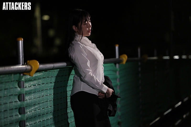 心儀女上司「七海ティナ」突然宣布要結婚受不了打擊魯蛇下屬「硬中中出」當成告白