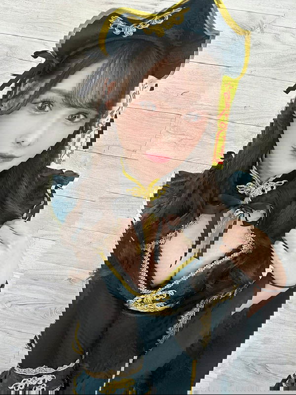 暗黑界頂流「新有菜」化身甜美小殭屍，膝蓋錯位圖害人以為她又「長大」了！