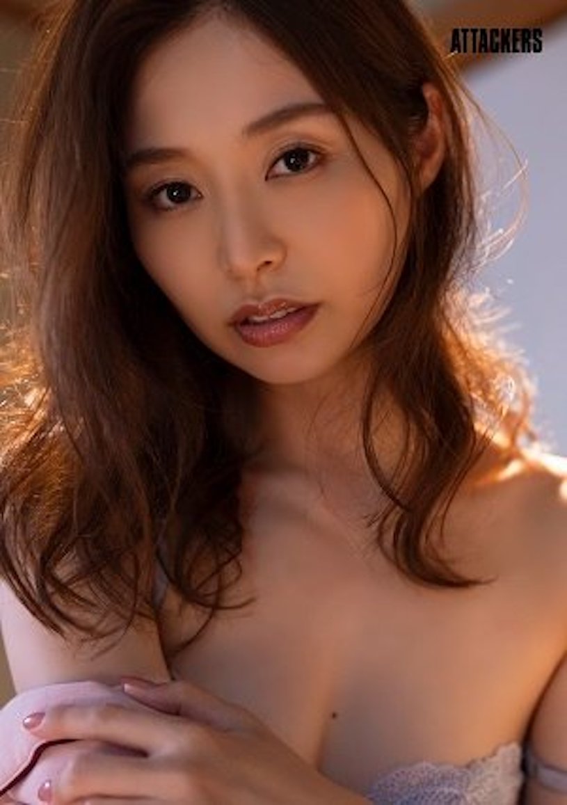 女上司「夏目彩春」在魔鏡會議室打砲,隔著鏡子的SEX超羞恥!