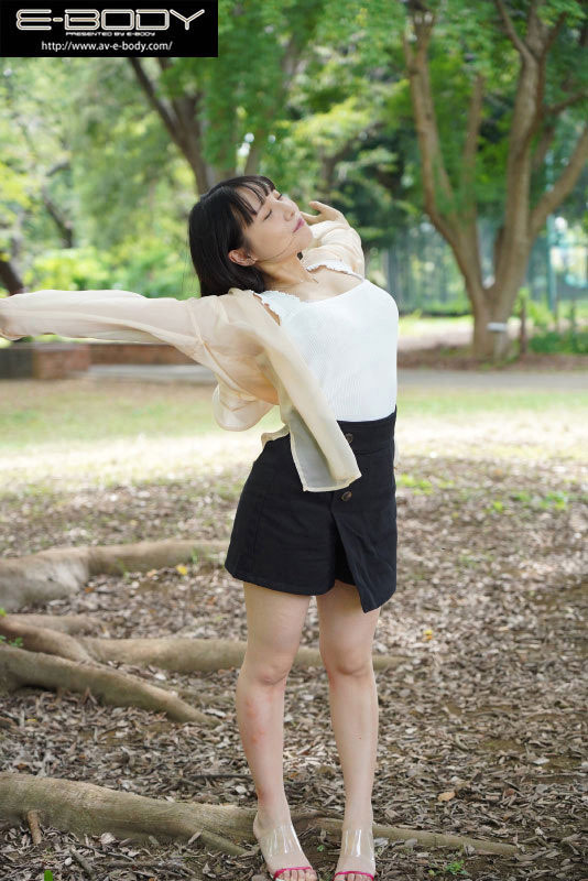 筋骨柔軟的「超大奶混血妹」，「擅長高難度的體位」看了都說讚！