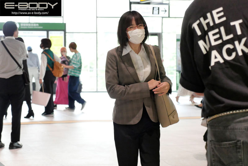 樸素地方公務員「其實是超兇隱乳妹」，「渾圓巨乳＋纖腰」超極品！