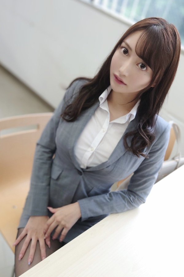 颱風掃到床上！ H罩杯火辣長腿巨乳「八蜜凜」最新作扮女上司颱風天挑逗處男部下！