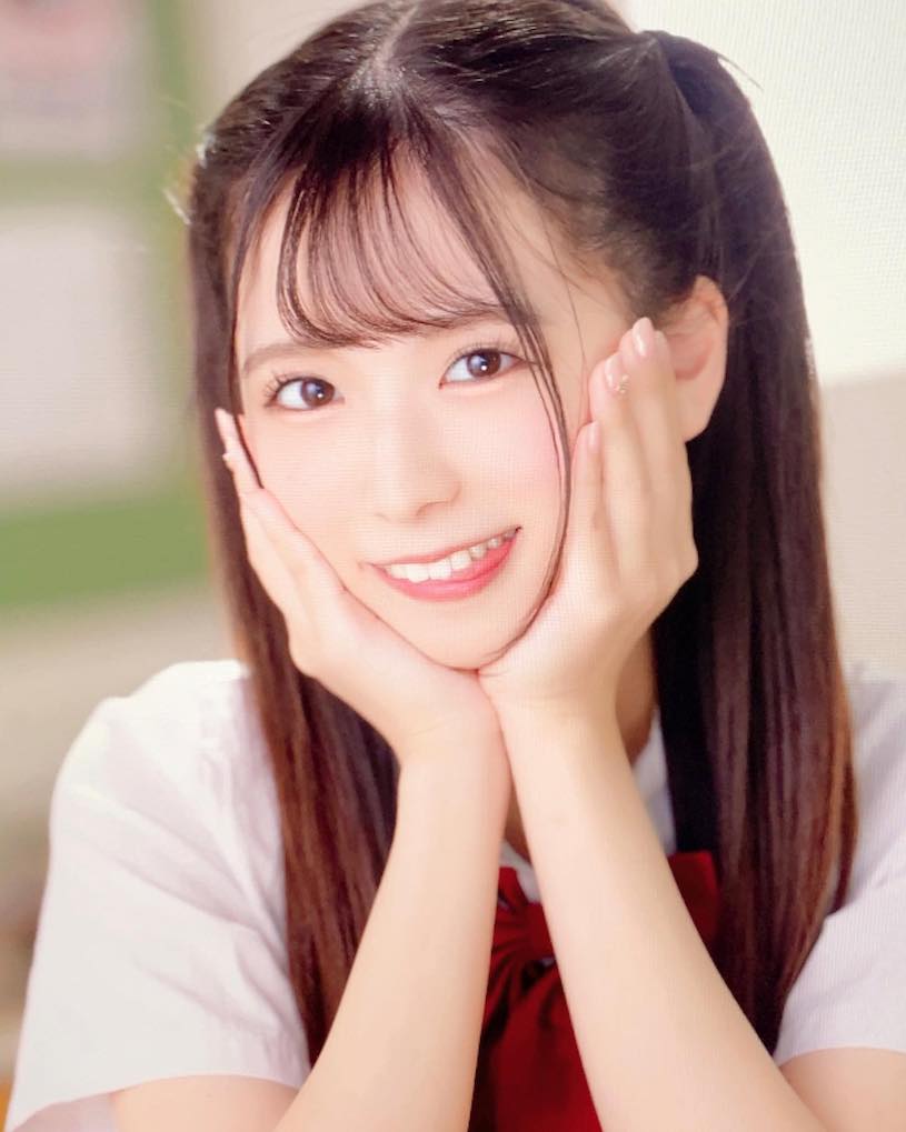 純情感制服女孩「天音唯」臉蛋太萌，「小馬性感曲線」超勾人！