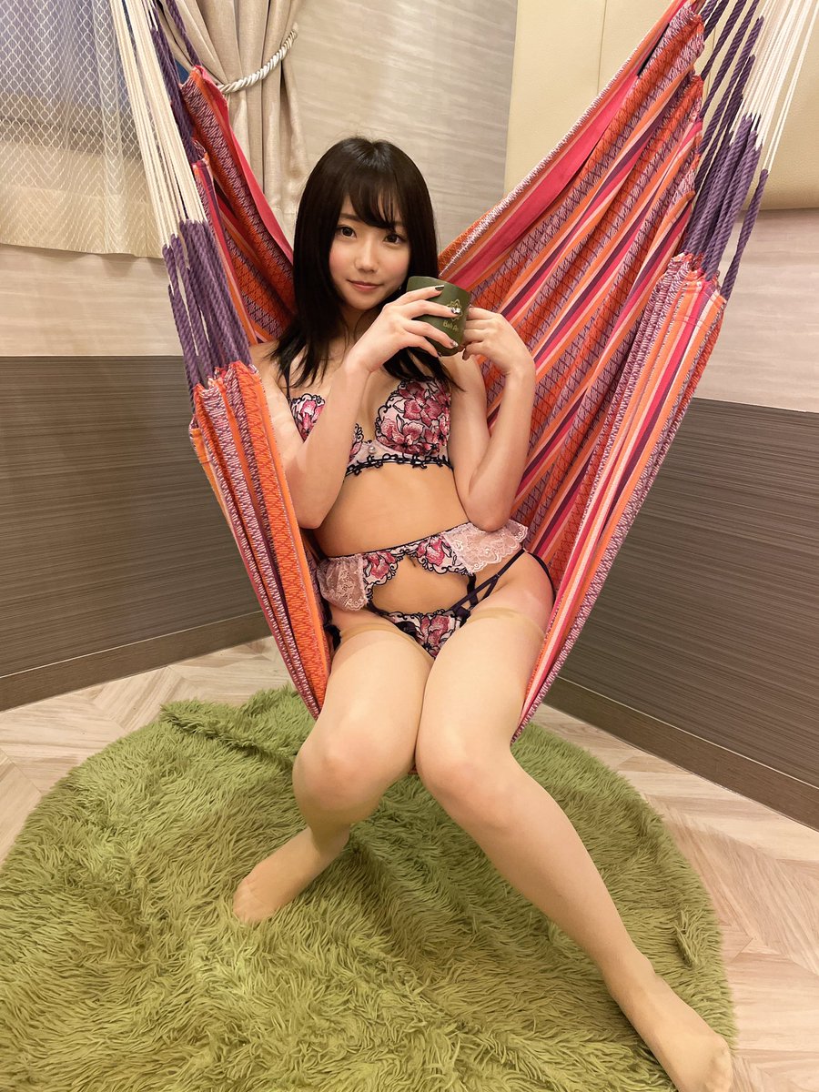 熱愛玩Tiktok的甜美女大學生「三崎なな」下海！ 「巨乳嫩臀」年輕緊緻！