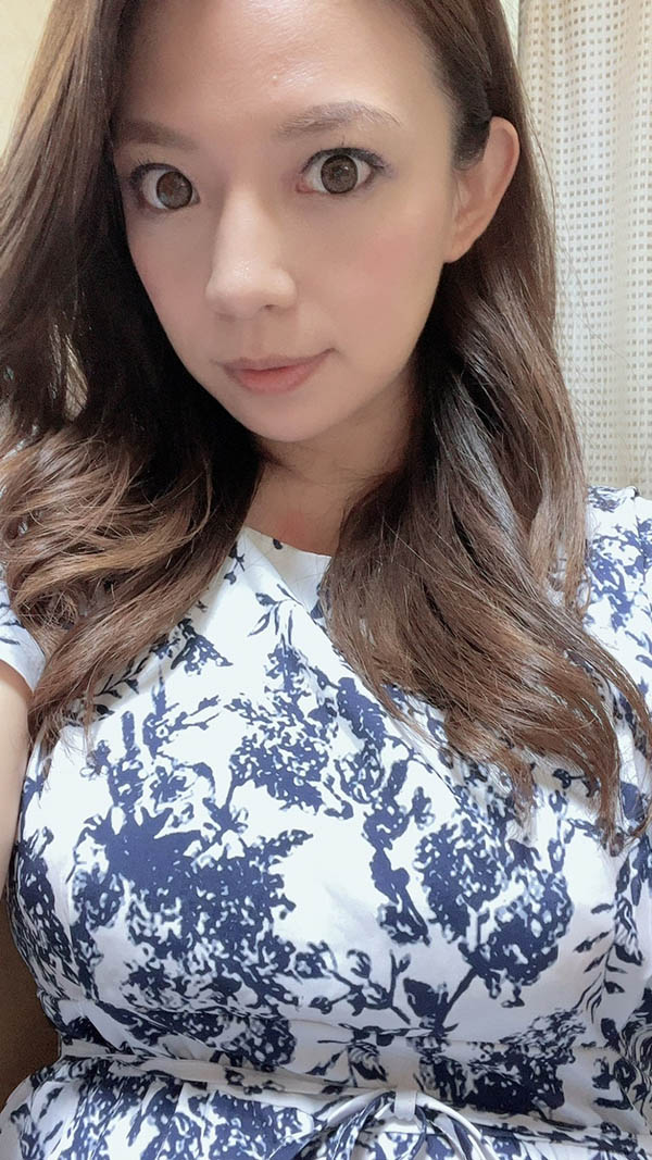 前寫真女星《織田真子》AV資歷長達十年風騷巨乳肉慾體至今仍實用