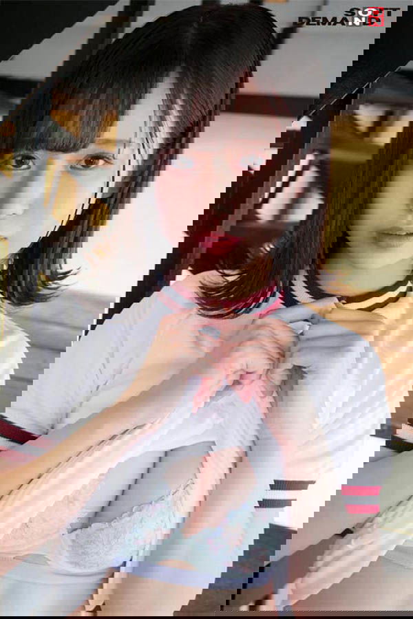 E奶165公分「白嫩美乳學生妹」出道，「飽滿乳量＋白虎曲線」超吸睛！