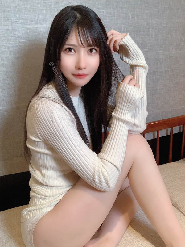 22歲美艷正妹「藍芽水月」魔鏡號誘惑，「超辣曲線」讓人好想跟她連線！