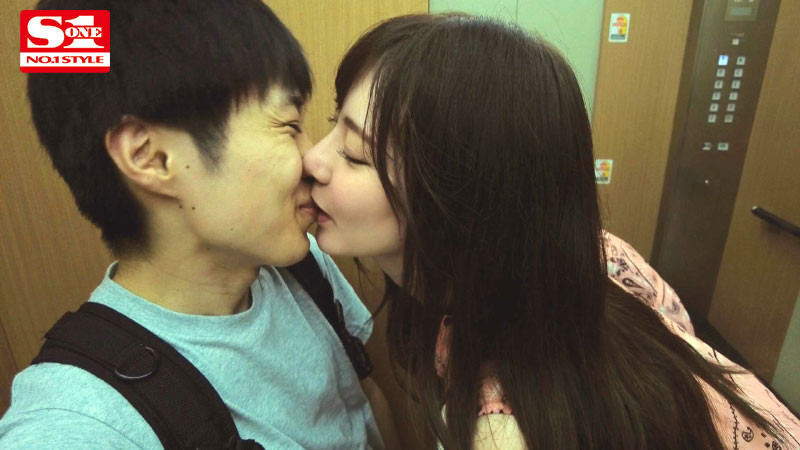 走在路上就興奮！長腿姊姊「楓ふうあ」痴女屬性噴發，調戲M男強制發射！