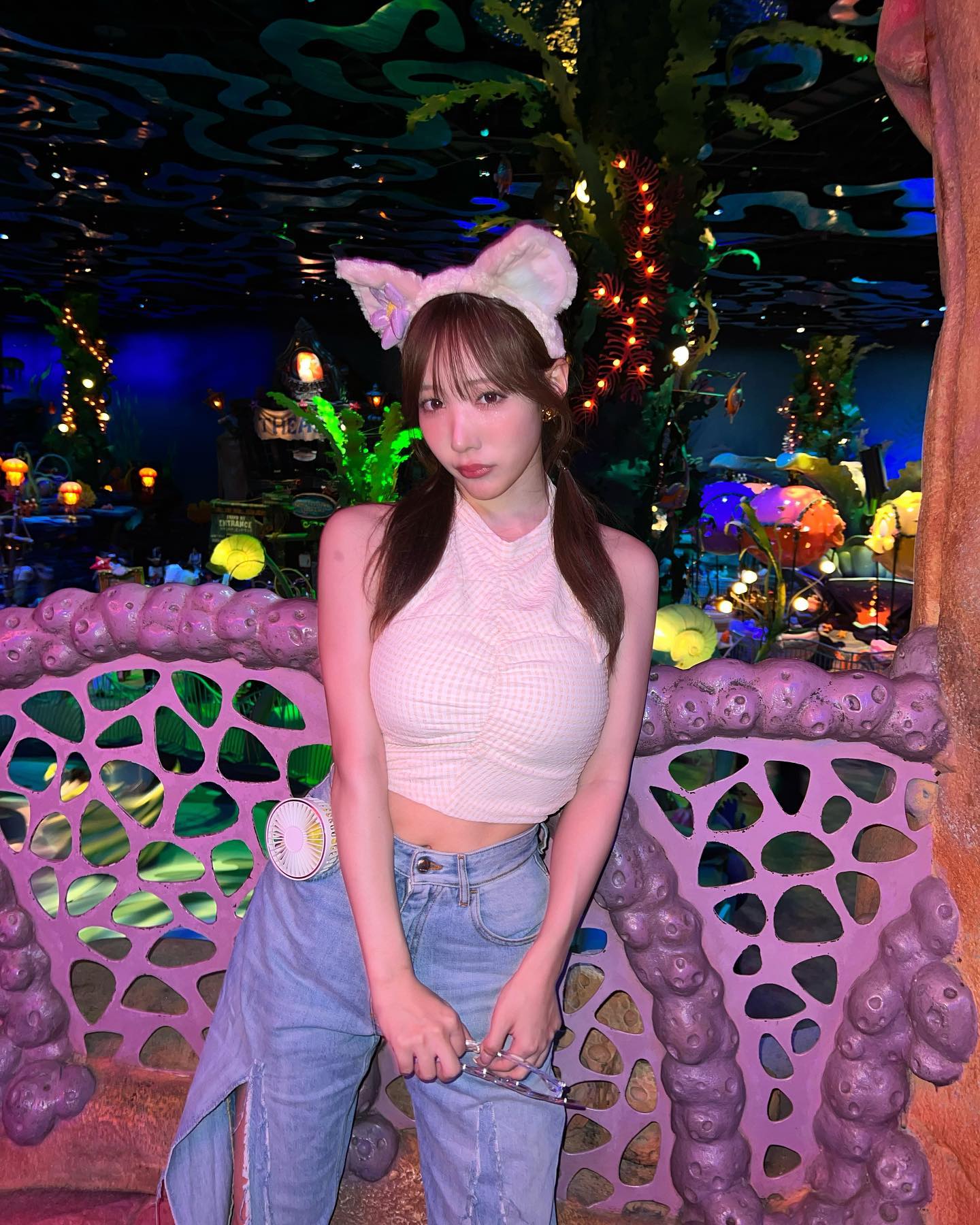 S級巨乳女優「小宵虎南」夜遊迪士尼!挺「神之乳」有夠吸睛~