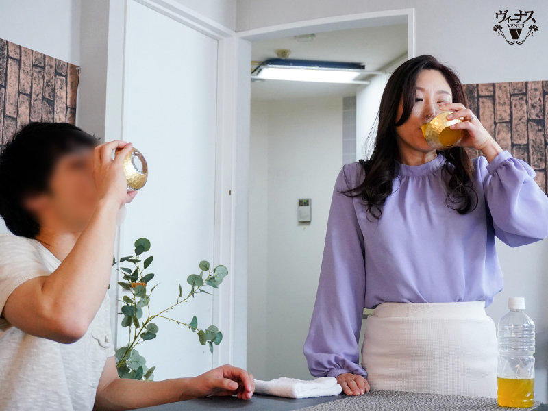 喝媚藥敏感度X100倍！母子倆飢渴慾望爆發瘋狂求愛追求極致高潮