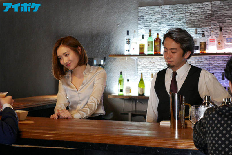 憧憬美臀前輩「加美杏奈」遭店長性騷擾，親眼看她被迫玩弄！