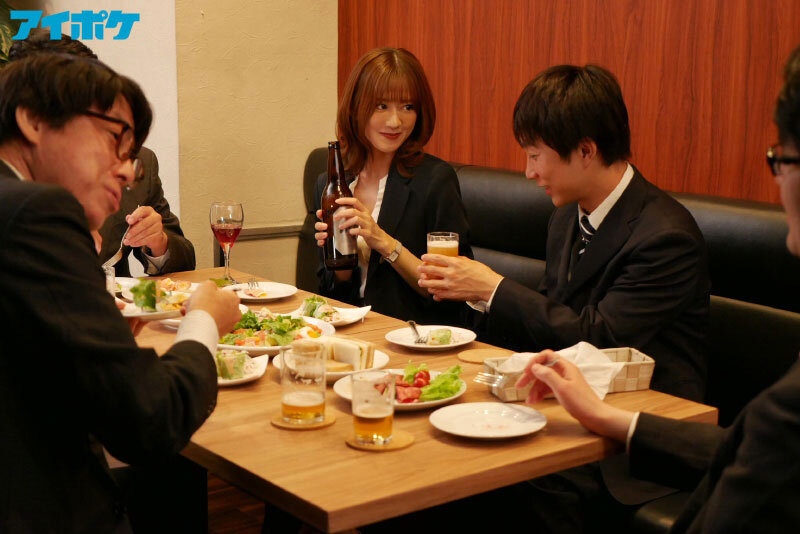 迎新會喝醉，醒來旁邊靜躺著「希島あいり」？ ！下身還留有中出的痕跡