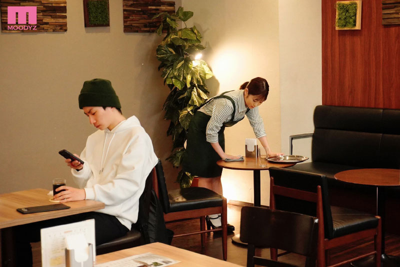 清純打工小妹「小野六花」不幸掉入咖啡店長圈套店內噴水直接幫客人加料