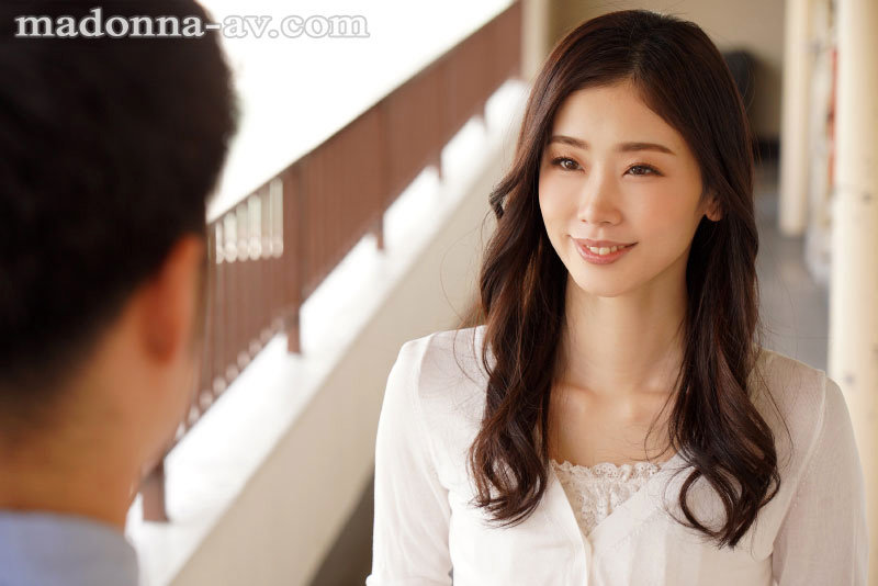 被隔壁的飢渴妻子「小松杏」纏上！日夜交歡導致大學又延畢了囉！