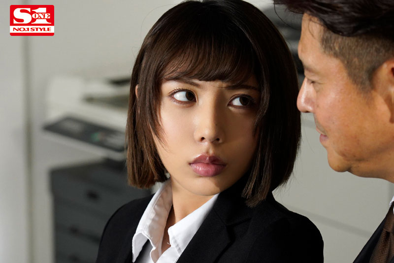 短髮巨乳OL「安位カヲル」出差與討厭上司同房慘遭下藥迷姦身體止不住瘋狂噴水