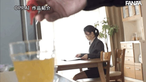 8月最失神作品！那位被下藥後又失禁又翻白眼還作嘔慘叫的G奶業務員是？ ……